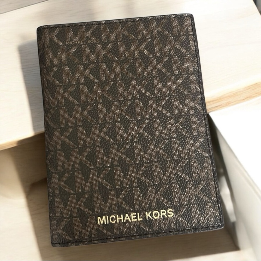 Michael Kors Jet Set Travel Passport Holder/Wallet